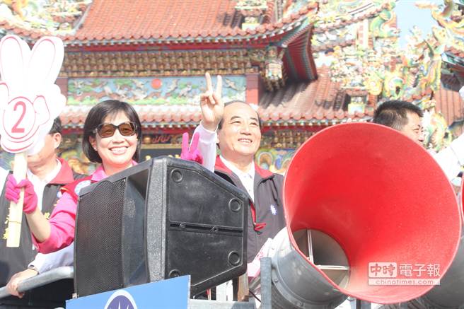 王金平臺(tái)南拜票力挺黃秀霜 盼沖高得票數(shù)(圖) 王金平臺(tái)南拜票力挺黃秀霜 盼沖高得票數(shù)(圖)