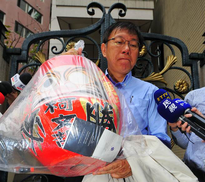 經過勝選一夜的激情后,臺北市長當選人柯文哲一早提著不倒翁搭車出門 經過勝選一夜的激情后,臺北市長當選人柯文哲一早提著不倒翁搭車出門