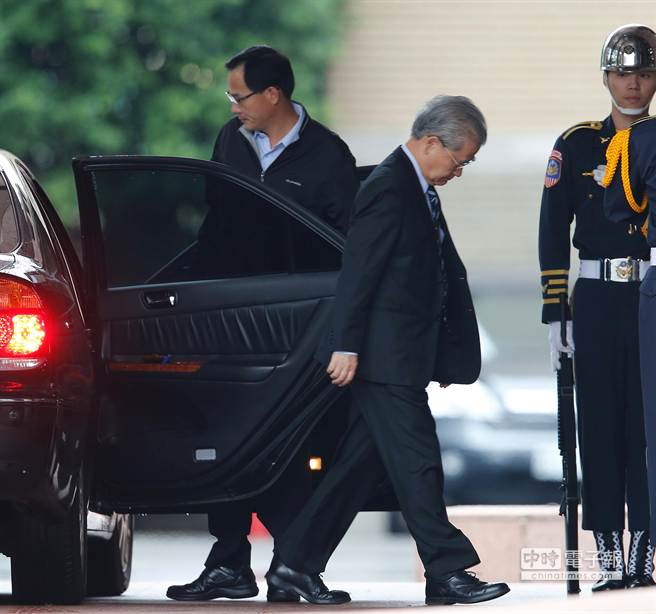 臺(tái)當(dāng)局“行政院副院長(zhǎng)”毛治國(guó)抵達(dá)“行政院”。(圖片來(lái)源:臺(tái)灣中時(shí)電子報(bào)) 臺(tái)當(dāng)局“行政院副院長(zhǎng)”毛治國(guó)抵達(dá)“行政院”。(圖片來(lái)源:臺(tái)灣中時(shí)電子報(bào))