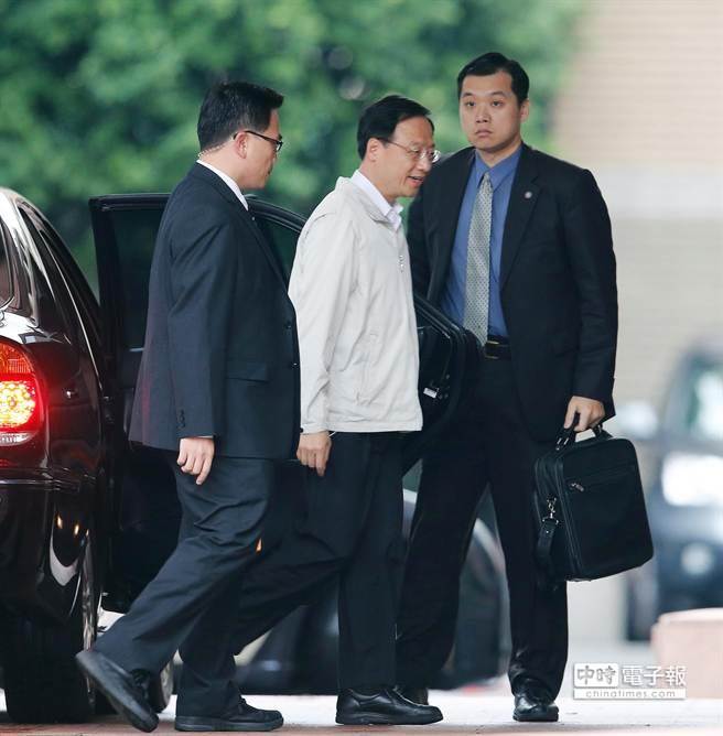 臺(tái)當(dāng)局“行政院院長(zhǎng)”江宜樺(中)一早由隨扈陪同抵達(dá)“行政院”。(圖片來(lái)源:臺(tái)灣中時(shí)電子報(bào)) 臺(tái)當(dāng)局“行政院院長(zhǎng)”江宜樺(中)一早由隨扈陪同抵達(dá)“行政院”。(圖片來(lái)源:臺(tái)灣中時(shí)電子報(bào))