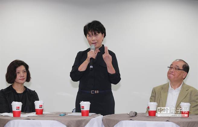 龍應(yīng)臺(tái)(下午召開記者會(huì)表示,表示未來要回到文人安靜的書桌,并多陪母親走人生最后一里路 龍應(yīng)臺(tái)(下午召開記者會(huì)表示,表示未來要回到文人安靜的書桌,并多陪母親走人生最后一里路