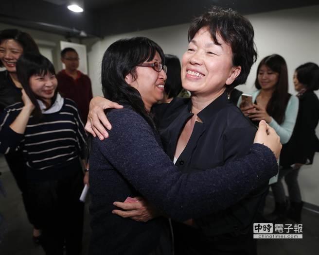 記者會(huì)結(jié)束,媒體記者搶著與龍應(yīng)臺(tái)(右)擁抱道再見 記者會(huì)結(jié)束,媒體記者搶著與龍應(yīng)臺(tái)(右)擁抱道再見