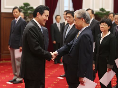 馬英九向毛治國握手致意 馬英九向毛治國握手致意