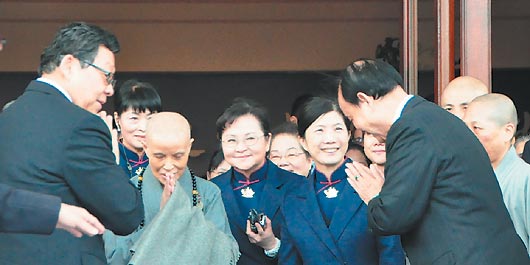 兩岸企業(yè)家峰會陳德銘盼1+1大于2 馬云赴臺開講(圖) 兩岸企業(yè)家峰會陳德銘盼1+1大于2 馬云赴臺開講(圖)