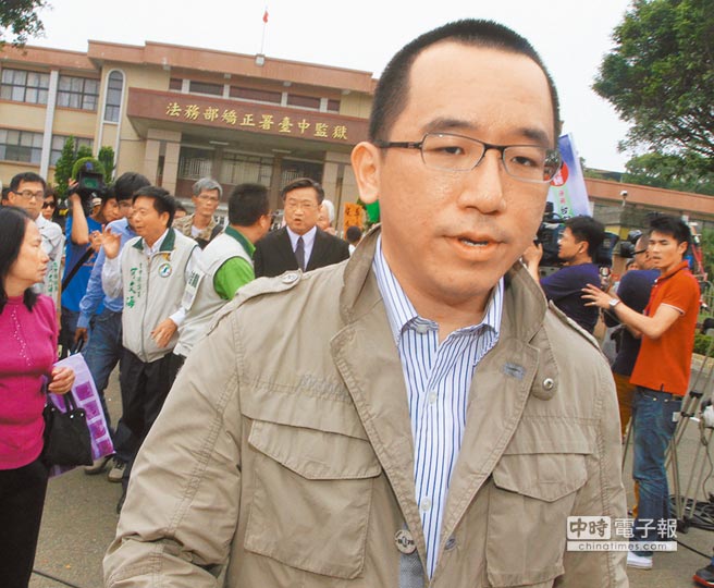 陳水扁保外就醫鑒定小組,下周一將進行審查,由于鑒定小組成員中,扁家推薦7人,通過保外就醫的可能性大增。圖為陳水扁兒子陳致中。(本報資料照片) 陳水扁保外就醫鑒定小組,下周一將進行審查,由于鑒定小組成員中,扁家推薦7人,通過保外就醫的可能性大增。圖為陳水扁兒子陳致中。(本報資料照片)