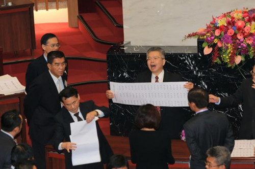 高雄議長選舉亮票引爭議 綠營議員投廢票被開黨籍(圖) 高雄議長選舉亮票引爭議 綠營議員投廢票被開黨籍(圖)