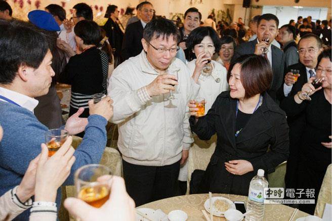 臺北市長柯文哲(中)26日偕同夫人陳佩琪參加臺北市議會迎新惜別餐會,并逐桌舉杯致意 臺北市長柯文哲(中)26日偕同夫人陳佩琪參加臺北市議會迎新惜別餐會,并逐桌舉杯致意