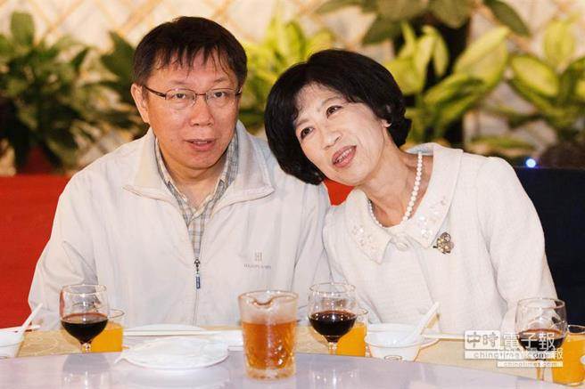 臺北市長柯文哲(左)26日偕同夫人陳佩琪(右)參加臺北市議會迎新惜別餐會 臺北市長柯文哲(左)26日偕同夫人陳佩琪(右)參加臺北市議會迎新惜別餐會
