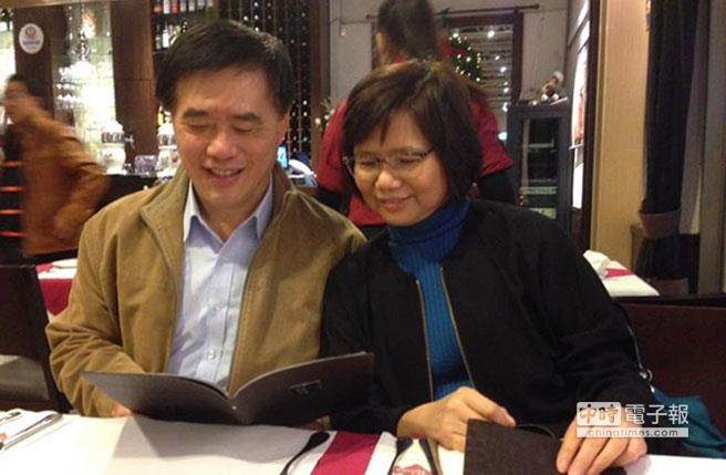 剛卸任的前臺北市長郝龍斌與他口中被稱“我家老板娘”的夫人高閬仙,一起共享難得的兩人世界 剛卸任的前臺北市長郝龍斌與他口中被稱“我家老板娘”的夫人高閬仙,一起共享難得的兩人世界