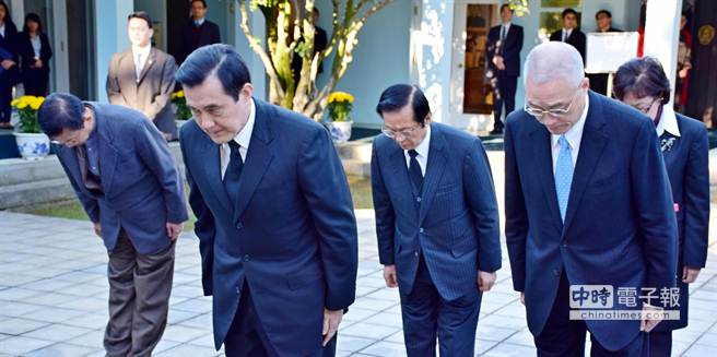 馬英九(左二)今早到大溪頭寮謁陵,向蔣經國鞠躬 馬英九(左二)今早到大溪頭寮謁陵,向蔣經國鞠躬