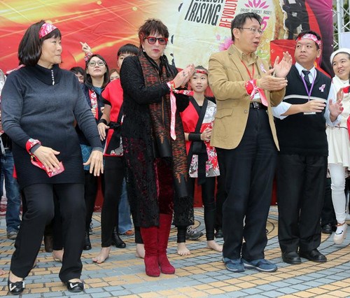 柯文哲被拱跳舞爆粗口回應稱“有說就道歉”