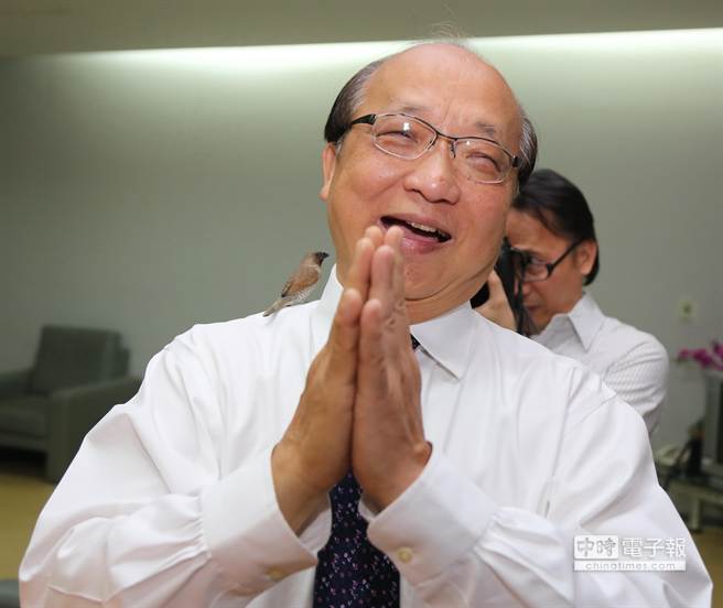 前臺中市長胡志強今晚在臉書宣布,將到旺旺中時媒體集團任職,為臺灣多做點事 前臺中市長胡志強今晚在臉書宣布,將到旺旺中時媒體集團任職,為臺灣多做點事