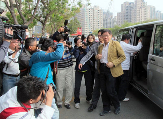 柯文哲探視陳水扁 臺北市長柯文哲(前右)18日下午到高雄市探訪陳水扁病情,柯文哲到達后直接搭電梯上樓 柯文哲探視陳水扁 臺北市長柯文哲(前右)18日下午到高雄市探訪陳水扁病情,柯文哲到達后直接搭電梯上樓