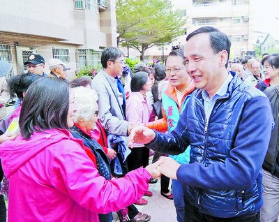 朱立倫昨在臺中為蕭家淇(右二)拉票。 朱立倫昨在臺中為蕭家淇(右二)拉票。
