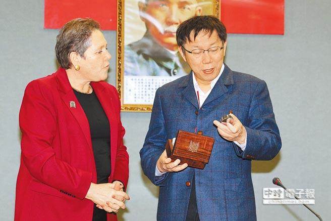 英國交通部長克拉瑪致贈柯文哲懷表,卻被柯形容成破銅爛鐵。(圖片來源:中時電子報) 英國交通部長克拉瑪致贈柯文哲懷表,卻被柯形容成破銅爛鐵。(圖片來源:中時電子報)