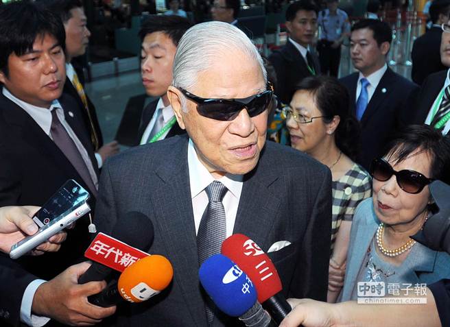 李登輝赴日訪問極盡諂媚 臺灣網(wǎng)友痛斥“日本狗” 李登輝赴日訪問極盡諂媚 臺灣網(wǎng)友痛斥“日本狗”