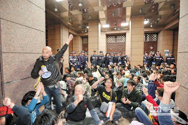 反服貿學生占領“行政院” 反服貿學生占領“行政院”