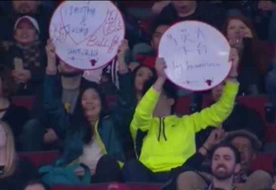 有人NBA場邊高舉“馬英九下臺” 有人NBA場邊高舉“馬英九下臺”