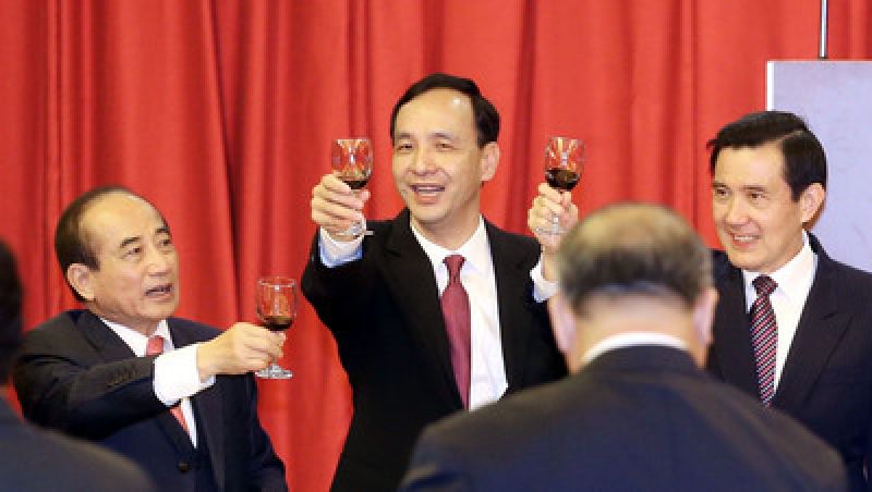 藍營"三巨頭"舉杯敬酒 王金平:一年內贏回人民信賴 藍營"三巨頭"舉杯敬酒 王金平:一年內贏回人民信賴