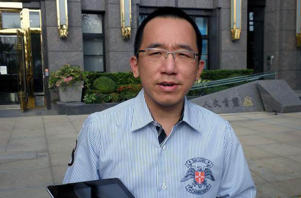 陳致中在豪宅前受訪,表示5年來勤跑基層,尊重民進黨的機制 陳致中在豪宅前受訪,表示5年來勤跑基層,尊重民進黨的機制