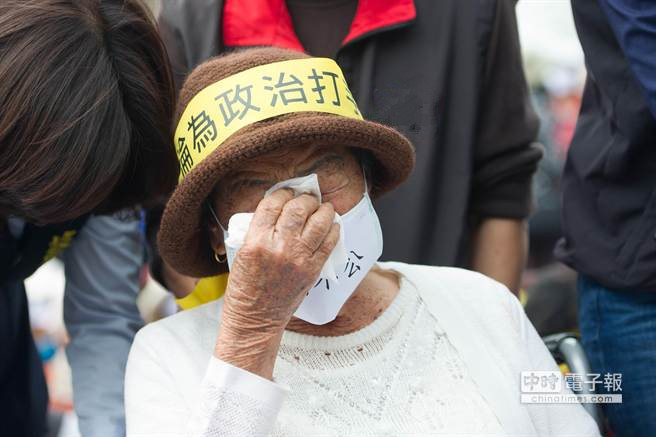 李全教涉賄被押千人聲援 李母跪求檢方放人(圖) 李全教涉賄被押千人聲援 李母跪求檢方放人(圖)