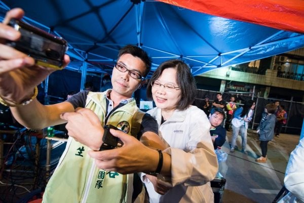 ������Ӣ����Ę��PO��Ƭԃ���������г�߀�ж��ٕr�g�������_ý���z�Բ�Ӣ��Ę����