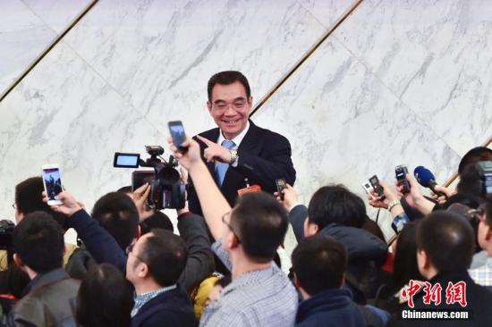 林毅夫吁臺灣勿輸經濟 否認當年游到大陸時抱籃球 林毅夫吁臺灣勿輸經濟 否認當年游到大陸時抱籃球