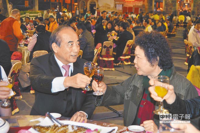 首次赴高雄與500多里長餐會的王金平,受到陳菊贊為“地方最有力的靠山 首次赴高雄與500多里長餐會的王金平,受到陳菊贊為“地方最有力的靠山