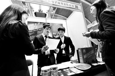 ���и����ӡ������A��Ƹ ���ϡ�����ϵ��Ї�(gu��)2��