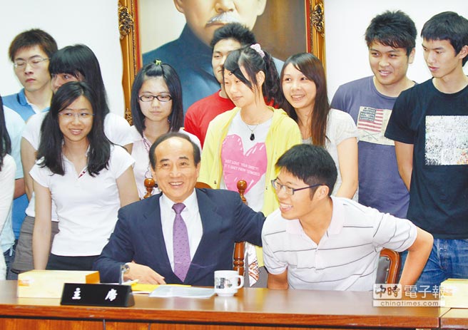 王金平以十大杰出青年基金會董事長身份,授旗給出訪大陸的學生團 王金平以十大杰出青年基金會董事長身份,授旗給出訪大陸的學生團