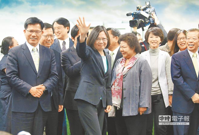 ���M�h15����ʽ�����h��ϯ��Ӣ�Ğ����M�h2016�ꅢ�x�ˣ���Ӣ�ģ��У��l�����󣬓]����ý�w����