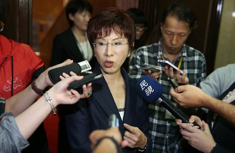 洪秀柱勉勵大學(xué)生理性表達(dá)訴求:不滿意也“別丟鞋” 洪秀柱勉勵大學(xué)生理性表達(dá)訴求:不滿意也“別丟鞋”