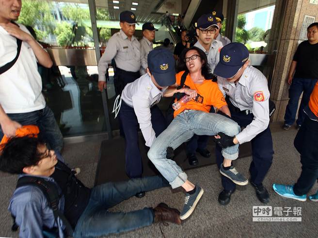 臺(tái)灣高速公路收費(fèi)員占領(lǐng)“人事總處”抗議 臺(tái)灣高速公路收費(fèi)員占領(lǐng)“人事總處”抗議