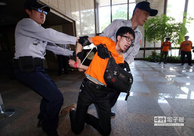 臺(tái)灣高速公路收費(fèi)員占領(lǐng)“人事總處”抗議 臺(tái)灣高速公路收費(fèi)員占領(lǐng)“人事總處”抗議