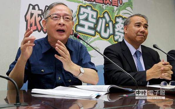 “藍委”林郁方(左)批評蔡英文的“國防藍皮書”是夸大不實、打高空。右為國民黨團書記長廖國棟 “藍委”林郁方(左)批評蔡英文的“國防藍皮書”是夸大不實、打高空。右為國民黨團書記長廖國棟