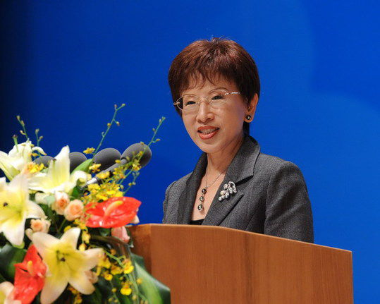 洪秀柱:努力讓大陸配偶拿身份證年限降為4年 洪秀柱:努力讓大陸配偶拿身份證年限降為4年