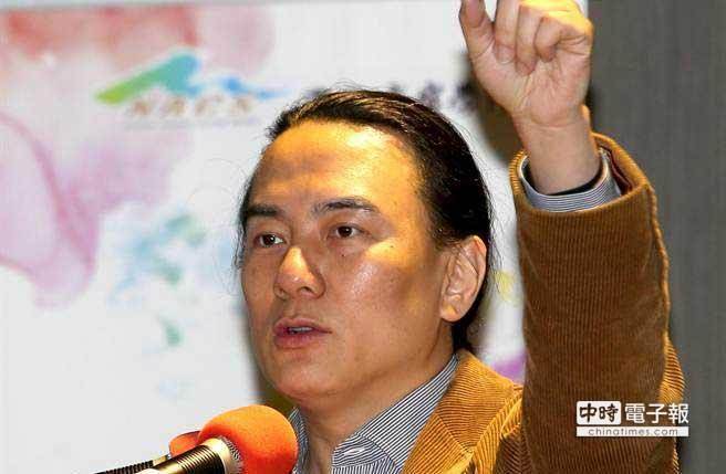 “翟神”翟本喬說,洪秀柱對蔡英文,比四大天王任何一個都好看 “翟神”翟本喬說,洪秀柱對蔡英文,比四大天王任何一個都好看