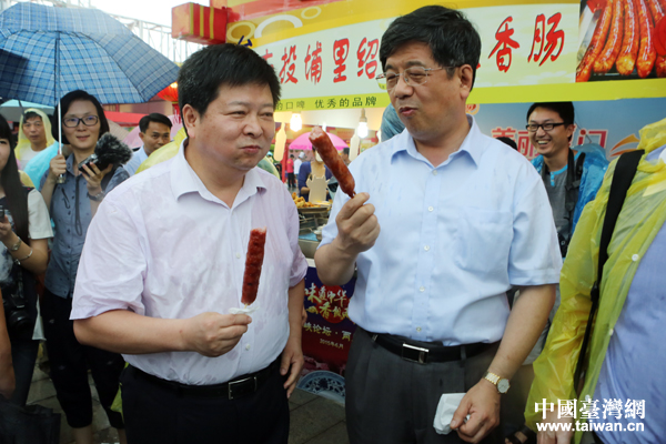國臺辦副主任龍明彪自掏腰包,購買品嘗臺灣美味小吃。(中國臺灣網 何建峰 攝) 國臺辦副主任龍明彪自掏腰包,購買品嘗臺灣美味小吃。(中國臺灣網 何建峰 攝)