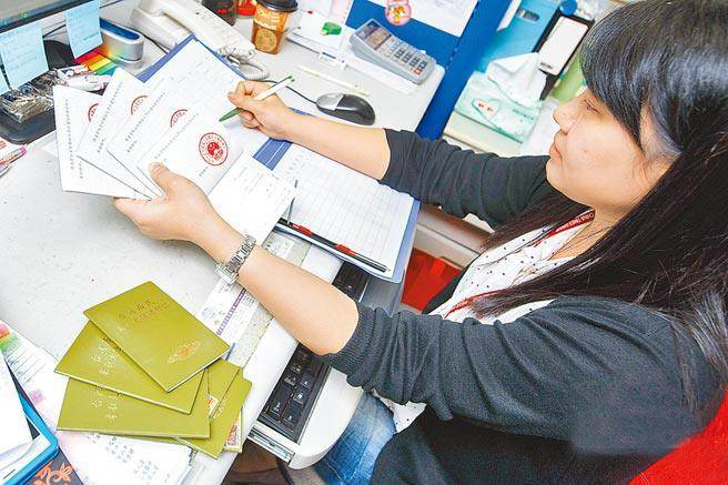 圖為旅行社辦理臺胞證相關(guān)手續(xù) 圖為旅行社辦理臺胞證相關(guān)手續(xù)