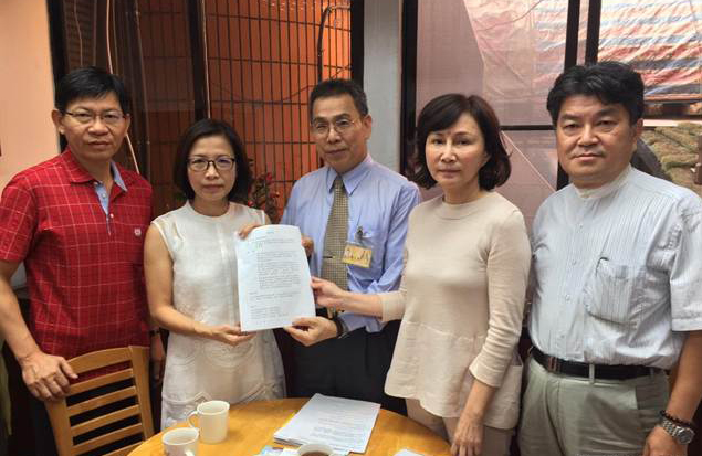 臺中市議員黃馨慧(右二)、李中、朱暖英與律師洪嘉鴻,今天北上銓敘部陳情要求停止類似“清算斗爭”情事 臺中市議員黃馨慧(右二)、李中、朱暖英與律師洪嘉鴻,今天北上銓敘部陳情要求停止類似“清算斗爭”情事