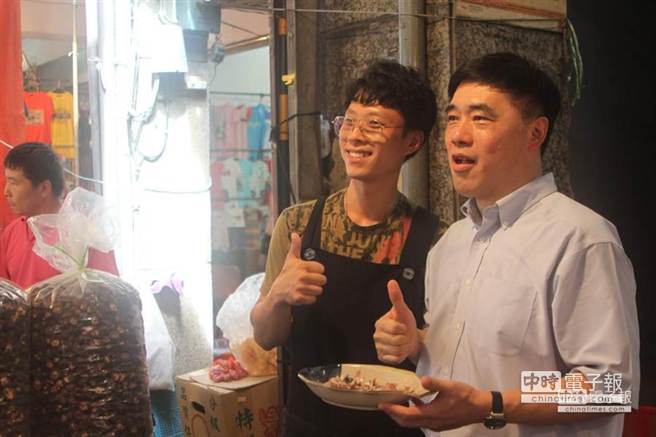 準備投入基隆“立委”選戰的郝龍斌與七堵市場攤商博感情 準備投入基隆“立委”選戰的郝龍斌與七堵市場攤商博感情