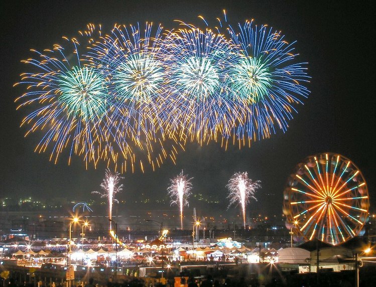 高雄不放"雙十節"煙火 政界分析:有政治考量(圖) 高雄不放"雙十節"煙火 政界分析:有政治考量(圖)