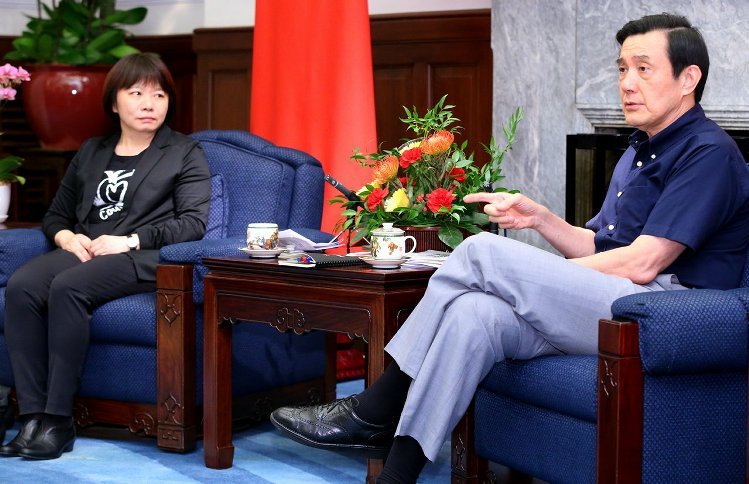 馬英九(右)日前與《蘆葦之歌》導演吳秀菁(左)進行相對論。(《聯合報》圖) 馬英九(右)日前與《蘆葦之歌》導演吳秀菁(左)進行相對論。(《聯合報》圖)