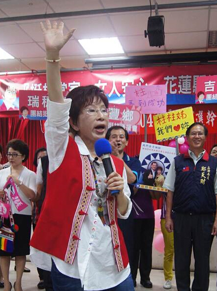 洪秀柱高舉右手大喊“女人撐起全片天!”(中時電子報 阮迺閎攝) 洪秀柱高舉右手大喊“女人撐起全片天!”(中時電子報 阮迺閎攝)