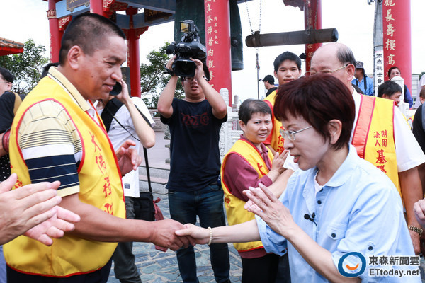 洪秀柱閉關(guān)第2日:猶豫是否化身"變形金剛"捍衛(wèi)良善 洪秀柱閉關(guān)第2日:猶豫是否化身"變形金剛"捍衛(wèi)良善