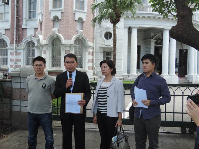 新黨秘書長楊世光等人,赴“監院”要求彈劾李登輝。(中時電子報 單厚之攝) 新黨秘書長楊世光等人,赴“監院”要求彈劾李登輝。(中時電子報 單厚之攝)