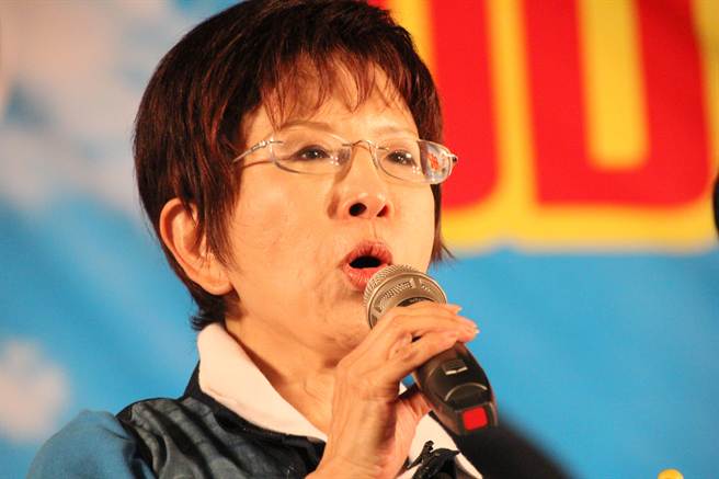 提到過世的父親,洪秀柱臉框泛紅。(圖片來源:臺灣《中時電子報》) 提到過世的父親,洪秀柱臉框泛紅。(圖片來源:臺灣《中時電子報》)