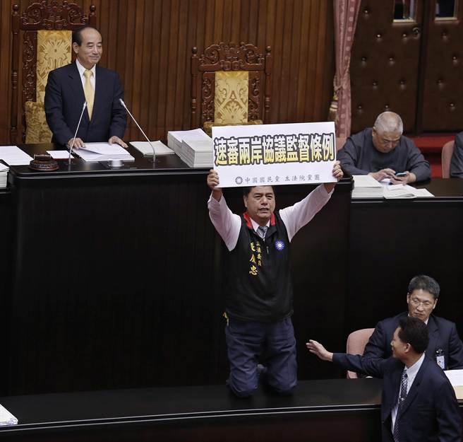 國民黨“立委” 爬桌跪求速審“兩岸條例” 國民黨“立委” 爬桌跪求速審“兩岸條例”