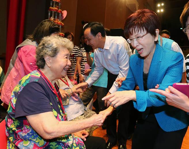 新北市長朱立倫、國民黨2016參選人洪秀柱一同為長者按摩。(中時電子報 黃世麒攝) 新北市長朱立倫、國民黨2016參選人洪秀柱一同為長者按摩。(中時電子報 黃世麒攝)