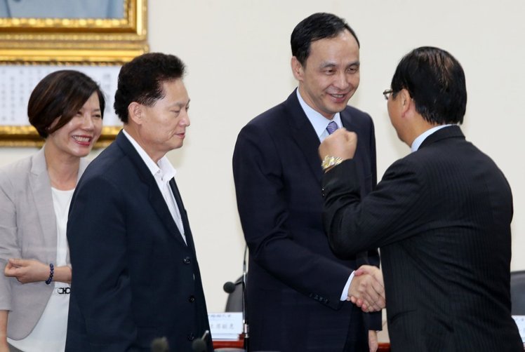 朱立倫強調與洪秀柱絕無利益交換 喊話相忍為黨 朱立倫強調與洪秀柱絕無利益交換 喊話相忍為黨